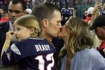 New England Patriots' quarterback Tom Brady fejrer sejren med et kys til konen, Gisele Bündchen. 