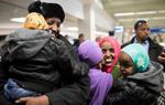 De amerikanske lufthavne har de seneste døgn været præget af ekstraordinær genforeningsglæde, idet rejsende fra de syv muslimske lande nu atter kan komme ind i USA. 