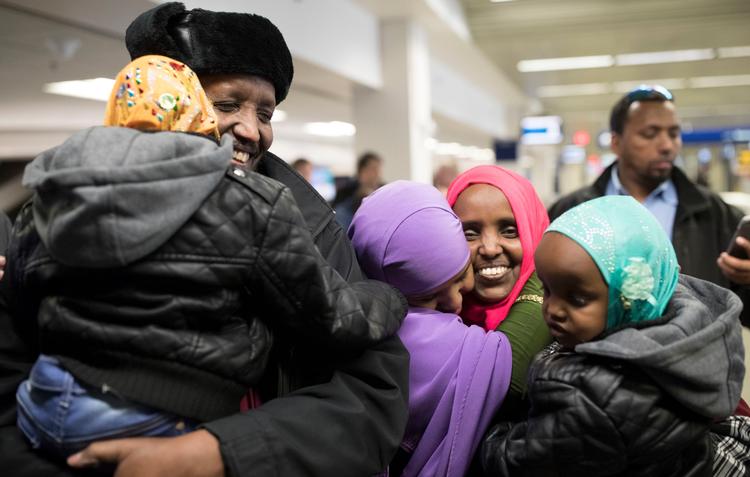 De amerikanske lufthavne har de seneste døgn været præget af ekstraordinær genforeningsglæde, idet rejsende fra de syv muslimske lande nu atter kan komme ind i USA. 