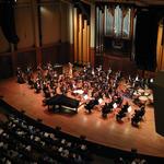Seattle Symphony Orchestra ses her i Benaryora Hall i Seattle ved en tidligere lejlighed.  