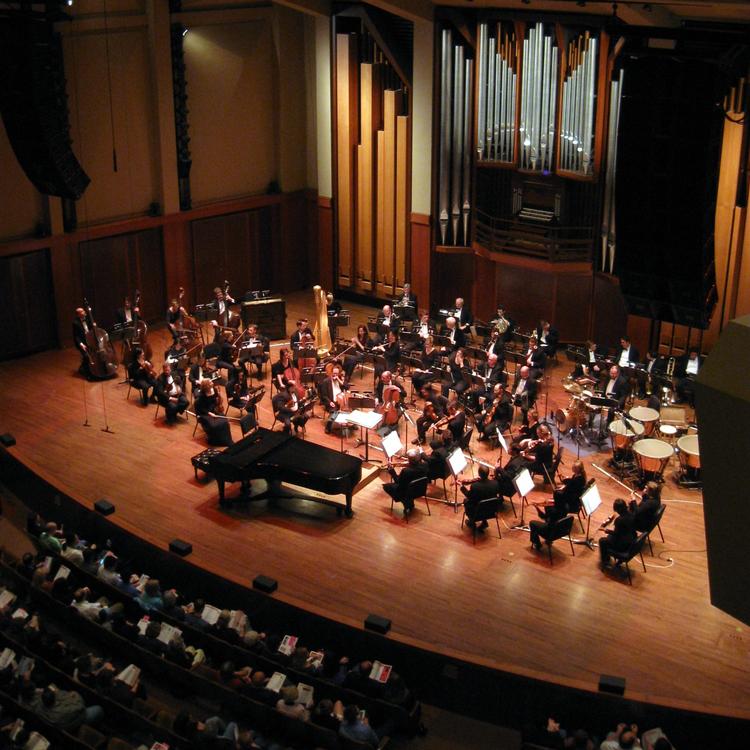 Seattle Symphony Orchestra ses her i Benaryora Hall i Seattle ved en tidligere lejlighed.  