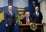 Præsident Donald Trump påstår, at medierne ikke vil dække terrorangreb. (AP Photo/Susan Walsh) 