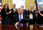 Donald Trump har underskrevet stribevis af dekreter i sin første korte tid som USA's præsident. 