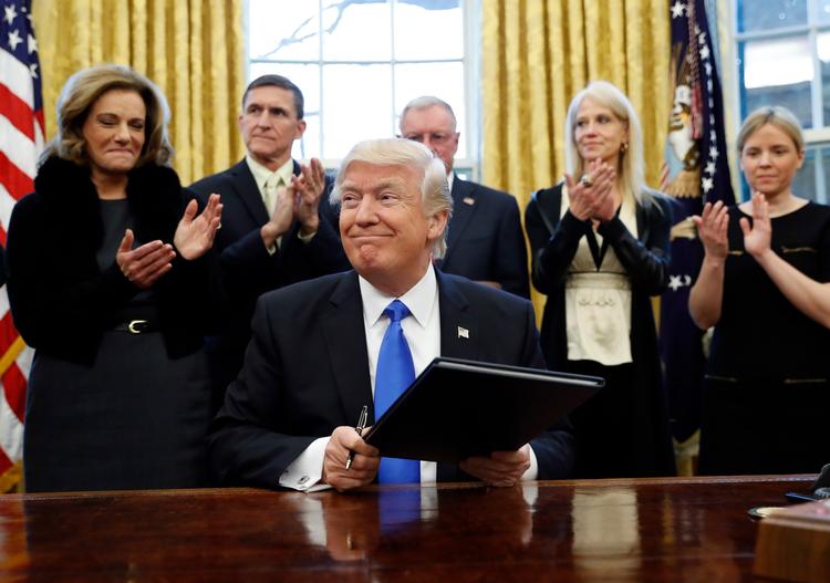 Donald Trump har underskrevet stribevis af dekreter i sin første korte tid som USA's præsident. 