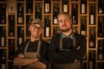 Jakob og Morten har de sidste tre år sammen drevet Salon 39 til dagligt som henholdsvis køkkenchef og restaurantchef. Nu er de sammen med Kasper og Thomas gået sammen om Toto Vin og Spisebar, der åbner på fredag.  