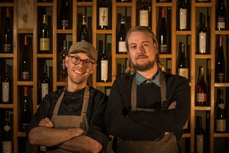 Jakob og Morten har de sidste tre år sammen drevet Salon 39 til dagligt som henholdsvis køkkenchef og restaurantchef. Nu er de sammen med Kasper og Thomas gået sammen om Toto Vin og Spisebar, der åbner på fredag.  