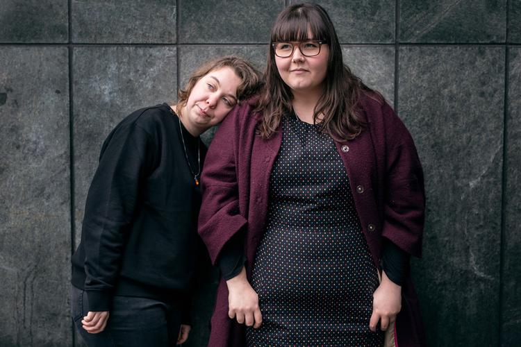 Komiker Sofie Hagen (til højre) og sygeplejerske Andrea Storgaard Brok har startet bevægelsen FedFront for at gøre op med samfundets syn på tykke mennesker. 