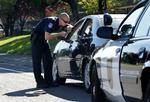 En betjent kontrollerer en bilist i Sacramento. En undersøgelse viser, at amerikanske politifolk i dag i en vis udstrækning holder sig fra at reagere på mistænkelige personer af frygt for at ende i situationer, der kan udløse kritik. 