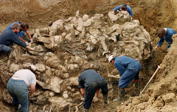 Teknikere fra Den Internationale Krigsforbryderdomstol i gang med at undersøge en af de mange massegrave, serberne skjulte ofrene for deres massakrer i. 