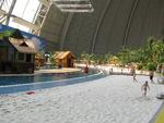 ’Tropical Islands’ uden for Berlin er verdens største, tropiske ferieoplevelse på i alt 66.000 kvadratmeter og med plads til 8.000 gæster dagligt.  