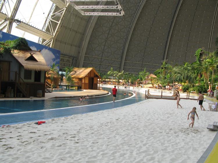 ’Tropical Islands’ uden for Berlin er verdens største, tropiske ferieoplevelse på i alt 66.000 kvadratmeter og med plads til 8.000 gæster dagligt.  
