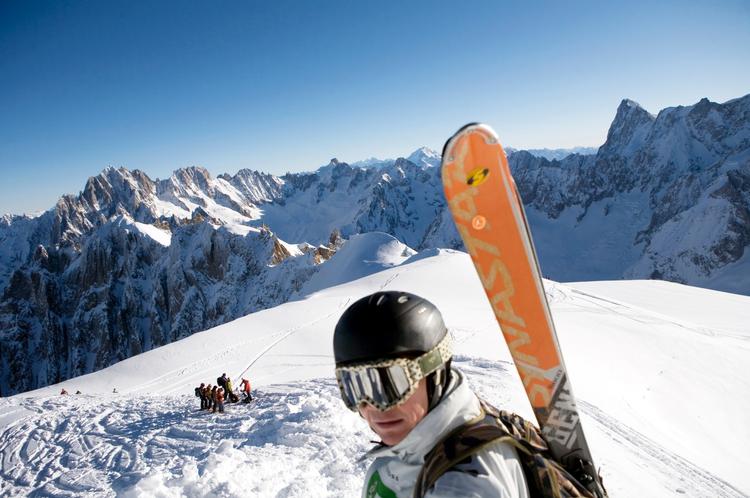 Pas på dine støvler, dine fødder og dine hænder. Så skal det nok gå alt sammen. Siger Per Munch her sammen med fotograf Thomas Borberg på Aiguille du midi i Chamonix, Frankrig. 