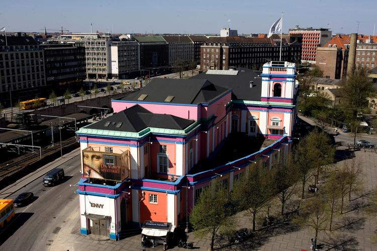 Mange københavnere vil bevare den farverige Palads-biograf.  