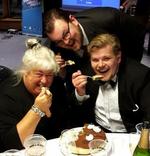 En kageselfie af indlæggets to forfattere, der her nyder en kage i festligt lag med ældreminister Thyra Frank (LA).  