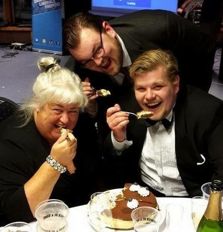 En kageselfie af indlæggets to forfattere, der her nyder en kage i festligt lag med ældreminister Thyra Frank (LA).  