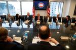 Donald Trump inviterede i december 14 topledere på besøg i Trump Tower. Her er han flankeret af (fra venstre) Google-stifteren Larry Page, Sheryl Sandberg fra Facebook, vicepræsident Mike Pence, venturekapitalisten Peter Thiel, Apple-chef Tim Cook og Oracles Safra Catz.  