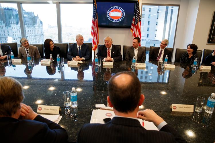 Donald Trump inviterede i december 14 topledere på besøg i Trump Tower. Her er han flankeret af (fra venstre) Google-stifteren Larry Page, Sheryl Sandberg fra Facebook, vicepræsident Mike Pence, venturekapitalisten Peter Thiel, Apple-chef Tim Cook og Oracles Safra Catz.  