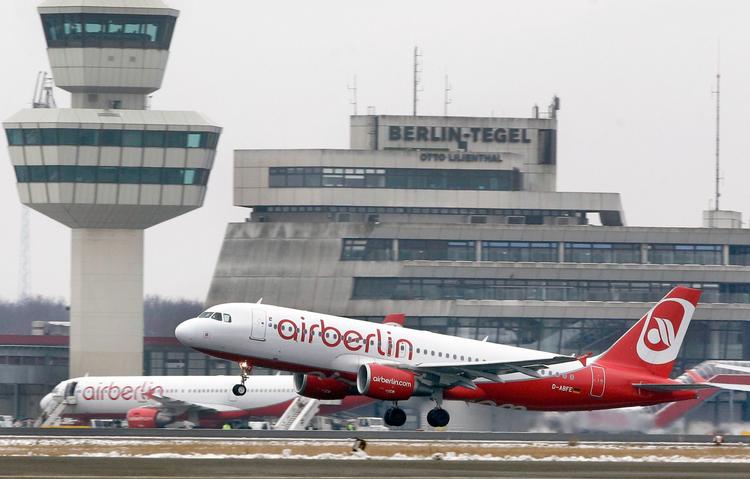 Flyvninger til og fra Berlins to lufthavne, Tegel (billedet) og Schönefeld, kan blive generet af strejke onsdag morgen.  