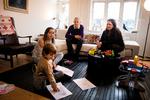 Sandra og datteren Pierina er udvist af Danmark, fordi de ikke kom til landet i 'naturlig forlængelse' af Sandras danske mand. Han må blive sammen med deres søn. 
 
