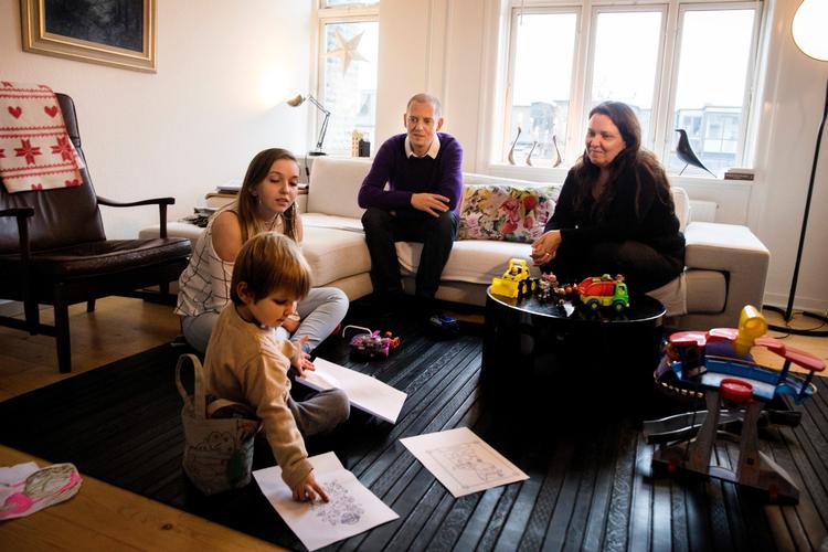 Sandra og datteren Pierina er udvist af Danmark, fordi de ikke kom til landet i 'naturlig forlængelse' af Sandras danske mand. Han må blive sammen med deres søn. 
 