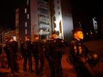 Betjente i Aulnay-sous-Bois, hvor politiet forsøger at genoprette ro og orden efter flere dages protester mod politivold. 