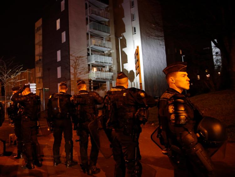 Betjente i Aulnay-sous-Bois, hvor politiet forsøger at genoprette ro og orden efter flere dages protester mod politivold. 