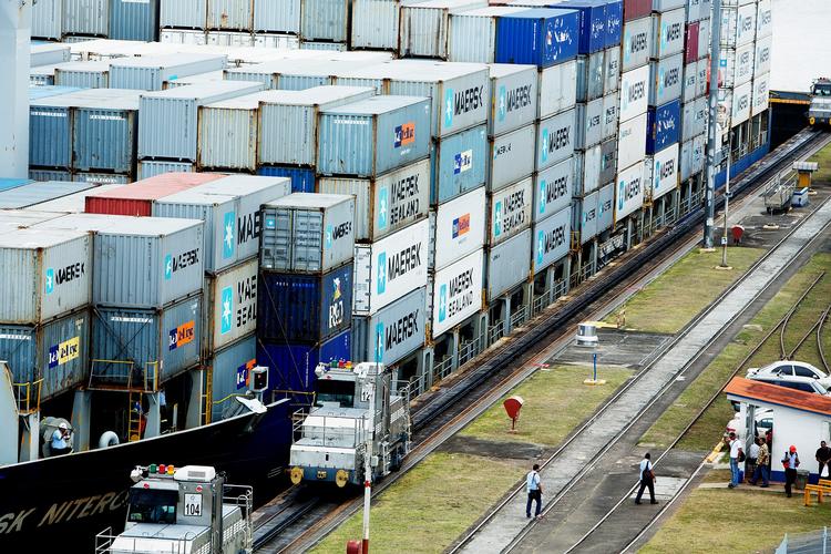 Varer kan stadig ikke blive fragtet ud af containerhavnene i Rotterdam og Göteborg. Det skaber problemer for danske virksomheder.  