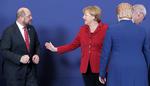 Angela Merkel (t.v.) må tilsyneladende til at forsvare sig alvorligt mod SPD-kandidaten Martin Schulz (t.v.) 