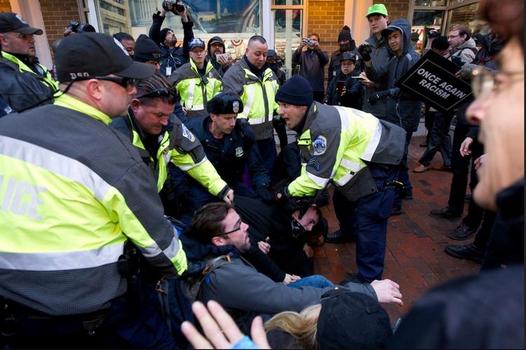 Politiet i Washington D.C. tilbageholdt demonstranter ved Præsident Trumps indsættelse 20. januar i år. Nu vil den samme politistyrke have adgang til de arresteredes Facebook-informationer - men Facebook stiller sig imellem. 