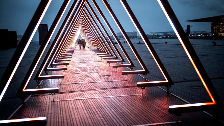 Det er Peter Albrechtsen, der har været med til at lave lyd- og lysinstallationen 'The Wave' på Ofelia Plads (billedet), som sammen med den internationalt anerkendte lydkunstner Jacob Kirkegaard har lavet lydværket om København. 