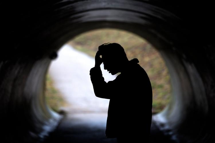 Forfatter Thomas Korsgaards familie retter kritik mod hans debutroman 'Hvis der skulle komme et menneske forbi'. 