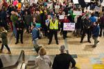 Indrejseforbuddet fik aktivister til at demonstrere som her i Pittsburghs lufthavn, hvor de protesterede under paroler som 'Vi er alle muslimer'. 