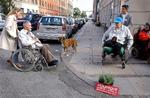 Det er ikke altid lige let at kunne komme rundt i København, hvor høje kantsten, stejle ramper og dårlige fortove generer bevægelseshandicappede. Arkivfoto. 