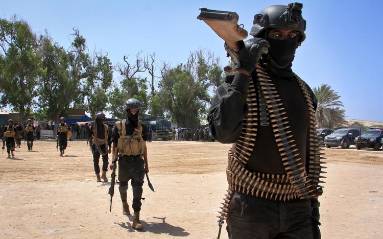 Soldater forbereder sig på aftenen for præsidentvalget i Somalias hovedstad Mogadishu. 