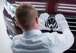 Donald Trump har truet med en særlig straftold på bl.a. tyske biler. En medarbejder finpudser de sidste detaljer på en af Volkswagens fabrikker i Tyskland.  
