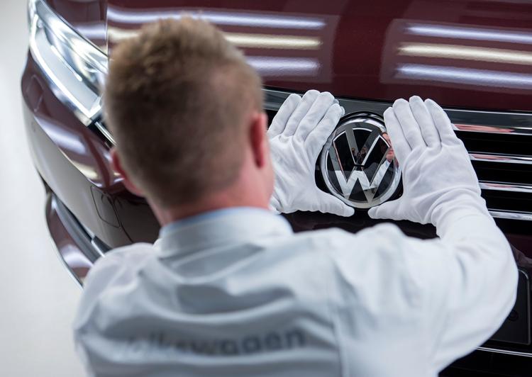 Donald Trump har truet med en særlig straftold på bl.a. tyske biler. En medarbejder finpudser de sidste detaljer på en af Volkswagens fabrikker i Tyskland.  