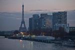 Eiffeltårnet er mere end noget andet symbolet på Paris - og derfor et oplagt terrormål, mener myndighederne. 