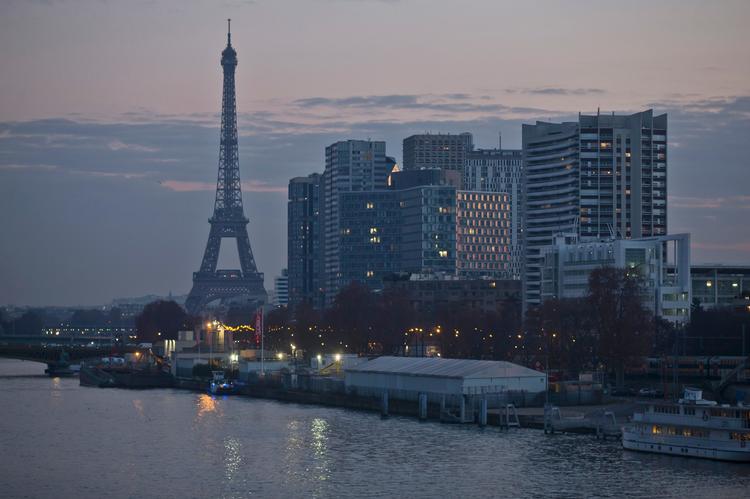 Eiffeltårnet er mere end noget andet symbolet på Paris - og derfor et oplagt terrormål, mener myndighederne. 