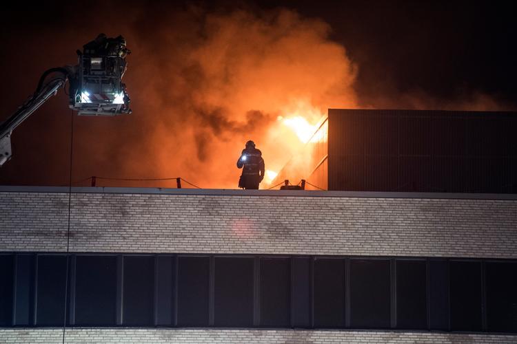 Branden har raseret tre etager samt taget, og ifølge Hovedstadens Beredskab er der sket omfattende skader på bygningen 