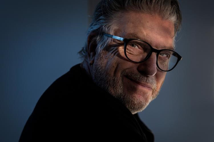 Leif Sylvester i sit atelier. Han har i årevis haft fokus på billedkunsten. Nu vender han tilbage til musikken med albummet Ama'r. 