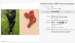 En ostepop med form som den afdøde gorilla Harambe er blevet solgt på eBay for 700.000 kroner. Nettet er altså et mærkeligt. 