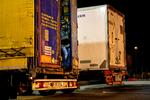 De ved godt, at de sandsynligvis vil blive opdaget i kontrollen ved færgen - men hvis blot en af dem kan gemme sig godt nok i bilen og slippe afsted, skaber det håb for alle. Man kan kun søge asyl i England, hvis man er på engelsk grund, derfor må drengene prøve igen og igen og igen. 