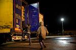 Mens chaufføren tanker, åbner de døren og hopper ind i bilen. 