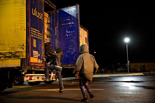 Mens chaufføren tanker, åbner de døren og hopper ind i bilen. 