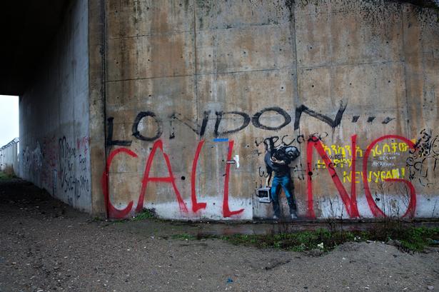 Den britiske graffiti kunstner Banksy var også forbi lejren og lave et værk. På et tidspunkt havde en af lejrens beboere sat et forhæng op foran den og tog penge for at vise den frem til turister og pressefolk. 