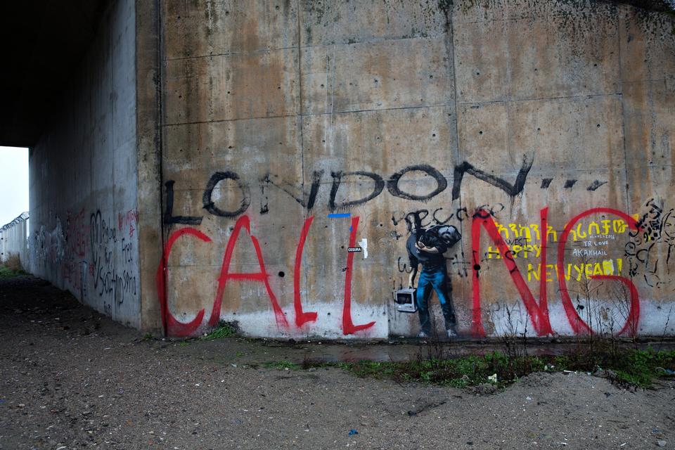 Den britiske graffiti kunstner Banksy var også forbi lejren og lave et værk. På et tidspunkt havde en af lejrens beboere sat et forhæng op foran den og tog penge for at vise den frem til turister og pressefolk. 
