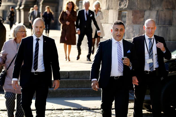 Politikerne ankommer til gudstjeneste i Christiansborg