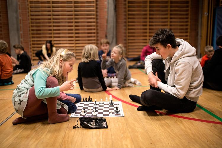 Skolernes skakdag blev i dag afholdt landet over. På Nørrebro Park Skole var det de små, der skulle lære de store spillets regler  