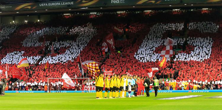  Liverpools spillere og fans mindes ofte de 96 døde. Her sidste år før en kamp mod Dortmund.  