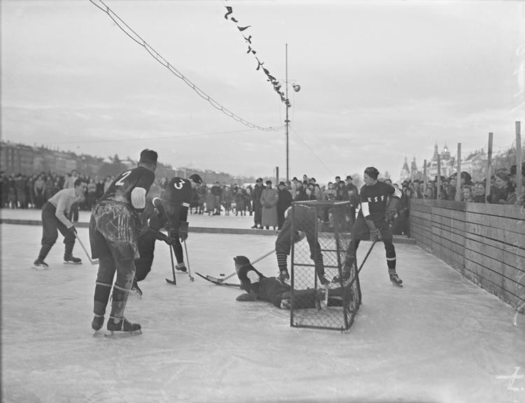 Action på søerne i København i januar 1940, da KSF spillede mod et mandskab fra Malmö.  